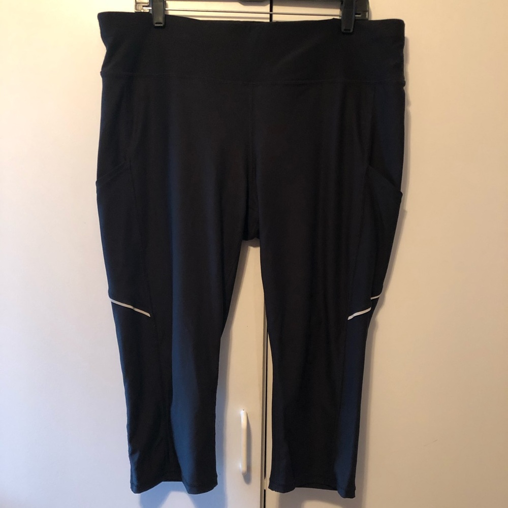 Xersion black capri leggings
